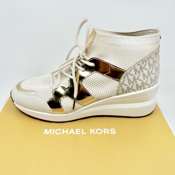 Michael Kors Markie Bootie Soft Stretch, Size 9, New in Box - Picture 11 of 13
